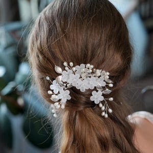 Juego de 5 horquillas para el pelo de boda: accesorios para el pelo de novia hechos a mano con flores y perlas plateadas.