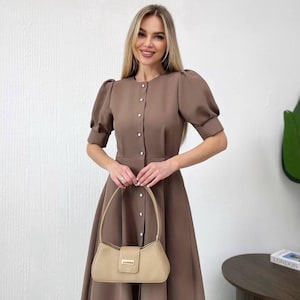 Sukienka Mocha Retro | Sukienka z bufiastymi rękawami | Sukienka z perłowymi guzikami | Sukienka w kolorze neutralnego brązu | Eleganckie dopasowanie i rozkloszowanie | Skromna sukienka | Miękki, ziemisty odcień