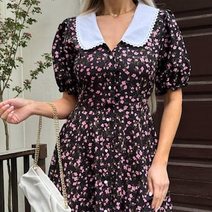 Florales Minikleid | Bubikragen Kleid | Schwarz Rosa Kleid mit Puffärmeln | Button Frontcore Cottage Outfit | Sommerlicher Vintage Stil, französisch