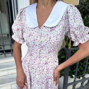 Creme Blumen Mini Kleid | Cottagecore Kleid mit Puffärmeln | Knopfleiste Boho Outfit | Romantisch Weicher Stoff Sommer Look | Eckiger Ausschnitt
