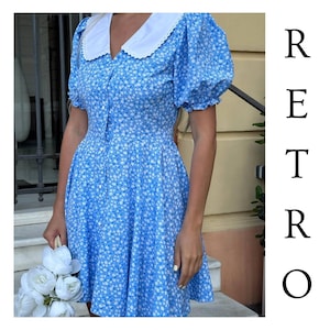 Blaues Blumen Mini Kleid | Cottagecore Kleid mit Puffärmeln | Knopfleiste Boho Outfit | Romantisch Weicher Stoff Sommer Look | Eckiger Ausschnitt