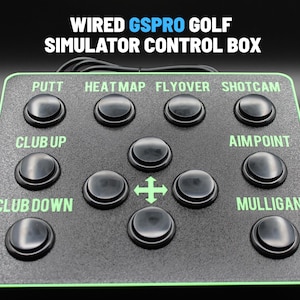 Op de afbeelding: Een zwarte bedieningsbox voor een golfsimulator met groene randen en knoppen met de labels "PUTT", "HEATMAP", "FLYOVER", "SHOTCAM", "CLUB UP", "CLUB DOWN", "AIMPOINT" en "MULLIGAN". De tekst "WIRED GSPRO GOLF SIMULATOR CONTROL BOX" staat bovenaan.