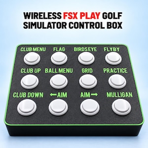 Puede incluir: Una caja de control inalámbrica FSX PLAY para simulador de golf, de color negro con borde verde. El dispositivo cuenta con doce botones pulsadores circulares blancos dispuestos en una cuadrícula, cada uno etiquetado con texto verde que incluye Club Menu, Flag, Birdseye, Flyby, Club Up, Ball Menu, Grid, Practice, Club Down, Aim y Mulligan.