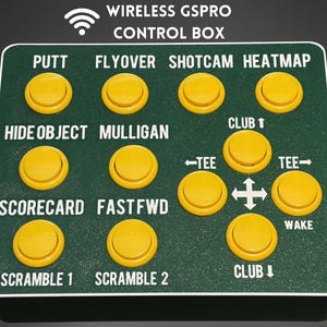 Puede incluir: Una caja de control verde con botones amarillos para funciones de simulación de golf. El texto "WIRELESS GSPRO CONTROL BOX" está en la parte superior. Los botones incluyen "PUTT", "FLYOVER", "SHOTCAM", "HEATMAP", "SCORECARD" y "FASTFWD".