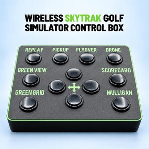 Könnte beinhalten: Eine schwarze, kabellose SkyTrak Golf-Simulator-Steuerbox mit grünem Rand. Das Gerät verfügt über elf runde schwarze Tasten und grüne Textbeschriftungen, darunter Replay, Pickup, Flyover, Drone, Green View, Scorecard, Green Grid und Mulligan.