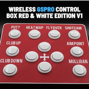 Peut inclure: Un boîtier de commande GSPRO sans fil rouge et blanc avec des boutons blancs étiquetés "Putt", "Heatmap", "Flyover", "Shotcam", "Club Up", "Club Down", "Aimpoint" et "Mulligan". Le texte "Wireless GSPRO Control Box Red & White Edition V1" est en haut.