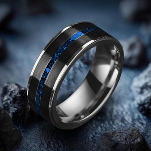 8 mm vigselring i silver och svart volfram med inlägg av krossad safir, bekväm passform, unik herrring, borstad svart finish, gratis gravyr