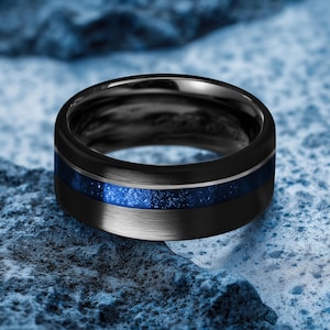 Black Tungsten Ring, Crushed Emerald Inlay, Yellow Gold, Mens Wedding Band bild 12