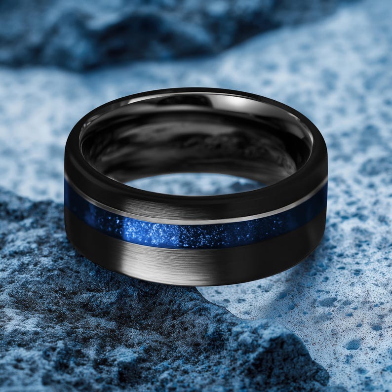 Black Tungsten Ring, Crushed Emerald Inlay, Yellow Gold, Mens Wedding Band bild 12