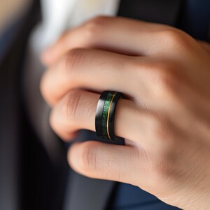 Black Tungsten Ring, Crushed Emerald Inlay, Yellow Gold, Mens Wedding Band bild 4