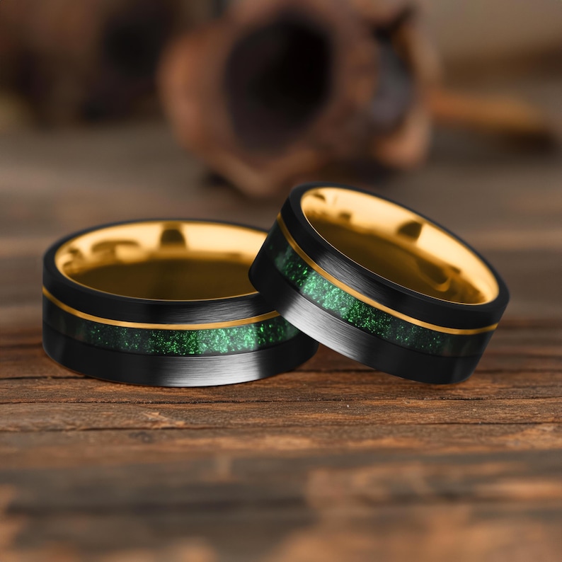 Black Tungsten Ring, Crushed Emerald Inlay, Yellow Gold, Mens Wedding Band bild 3