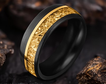 Op de afbeelding: Een zwarte ring van wolfraamcarbide met een gouden inlay met een getextureerd gouden patroon.