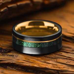 Black Tungsten Ring, Crushed Emerald Inlay, Yellow Gold, Mens Wedding Band bild 2