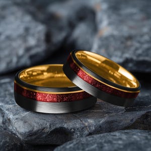 Black Tungsten Ring, Crushed Emerald Inlay, Yellow Gold, Mens Wedding Band bild 17