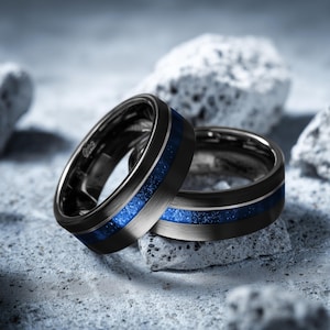 Black Tungsten Ring, Crushed Emerald Inlay, Yellow Gold, Mens Wedding Band bild 13