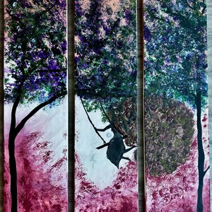 Può includere: Dipinto trittico raffigurante una scena forestale stravagante. L'opera raffigura alberi con fogliame viola e verde, una figura su un'altalena e uno sfondo rosa e bianco vibrante. Il dipinto è su tre pannelli di legno verticali.