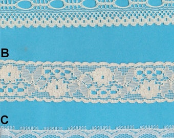 Breed nylon kant - Benodigdheden poppenjurk - bloem- en geschulpte kant - vintage beige kant