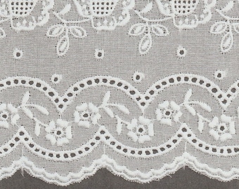 Wit op witte geborduurde rozen - 27 inch Zwitserse batist volant - geschulpte volant - 100 procent katoen - naaien erfstuk