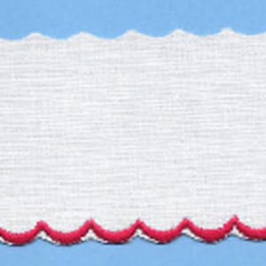 Könnte beinhalten: Weißes Stoffband mit gewelltem Rand, verziert mit einem leuchtend roten Rand. Das Band hat ein strukturiertes Aussehen und ist vor einem hellblauen Hintergrund platziert. Dieses dekorative Band eignet sich für verschiedene Bastelprojekte.