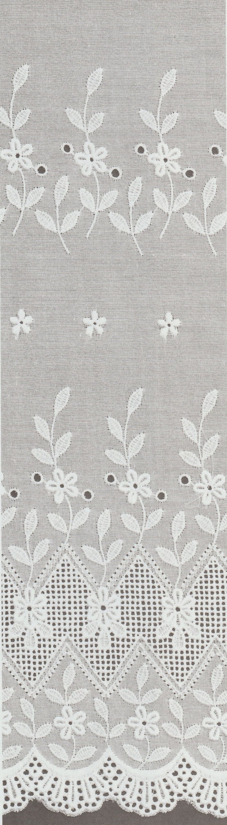 Puede incluir: Tela de algod&oacute;n blanca con un delicado patr&oacute;n de bordado floral. El dise&ntilde;o presenta peque&ntilde;as flores y hojas, creando un aspecto cl&aacute;sico y elegante.