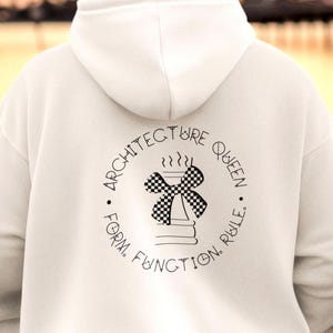 Könnte beinhalten: Ein Set aus drei Keramikbechern mit gesprenkelter, matter Oberfläche. Die Becher sind in Creme-, Hellgrau- und Dunkelgrautönen gehalten. Jeder Becher hat ein schlichtes, minimalistisches Design.