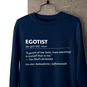 Puede incluir: Un juego de tres tazas de cerámica con un acabado mate moteado. Las tazas son de color crema, gris claro y gris oscuro. Cada taza tiene un diseño simple y minimalista y un asa redondeada.