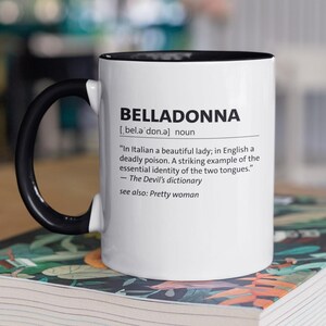 Definicja sarkastyczna Belladonny, Słownik diabła, Ładna pani, Piękna kobieta, Zadziorny prezent, Kubek 11 uncji, 15 uncji, Kubek humorystyczny