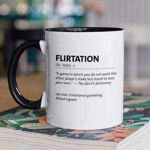 Taza de café con definición sarcástica de coqueteo para citas irresistibles, chiste de citas nocturnas, regalo de San Valentín
