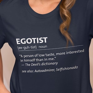 Camiseta unisex con sarcasmo egoísta, humorístico, definición de egoísta, cita del diccionario del diablo, sarcasmo de mal gusto.