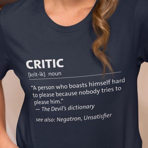 Critic sarkastisches Unisex T-Shirt, lustiges Definition T-Shirt, des Teufels Wörterbuch, sardonischer Humor Shirt, Geschenk für zynischen Freund