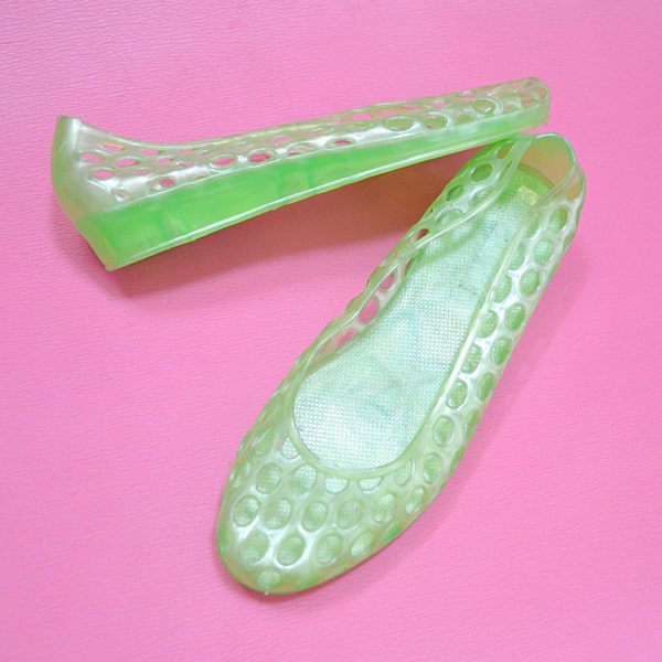 1990s Green rubber jelly shoes, 90s folk slip on flats, Low wedge heel summer pumps - Sz uk 4.5