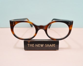 1960s Tortoiseshell style spectacle frames, 60s upswept thick eyeglasses, Retro cateye 50s eyewear case