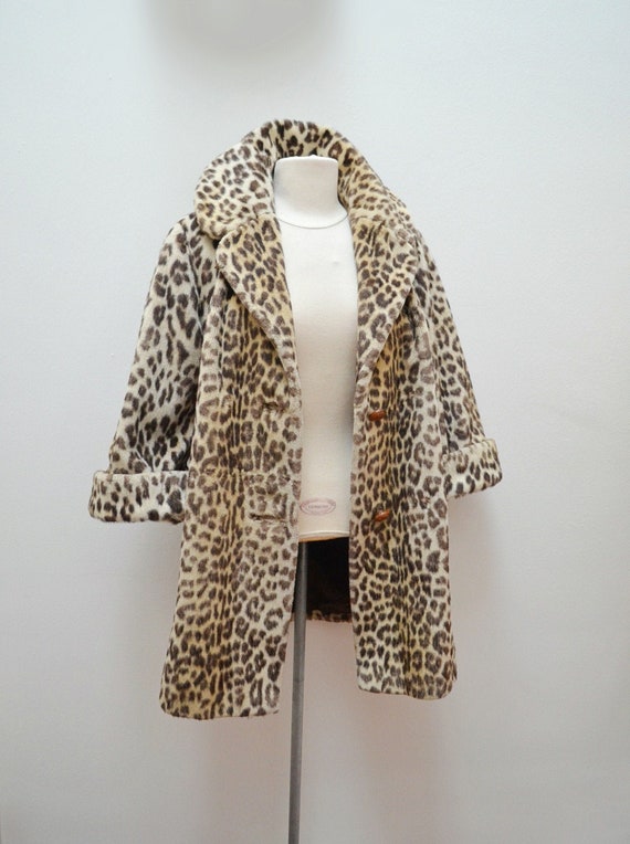 1950s 60s Leopard print faux fur cuffed mid length