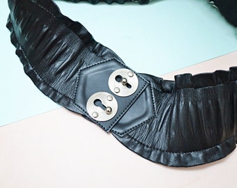 1980s Keyhole escutcheon elasticated belt, 80s Black vinyl & metal, Stretchy waist or hip belt