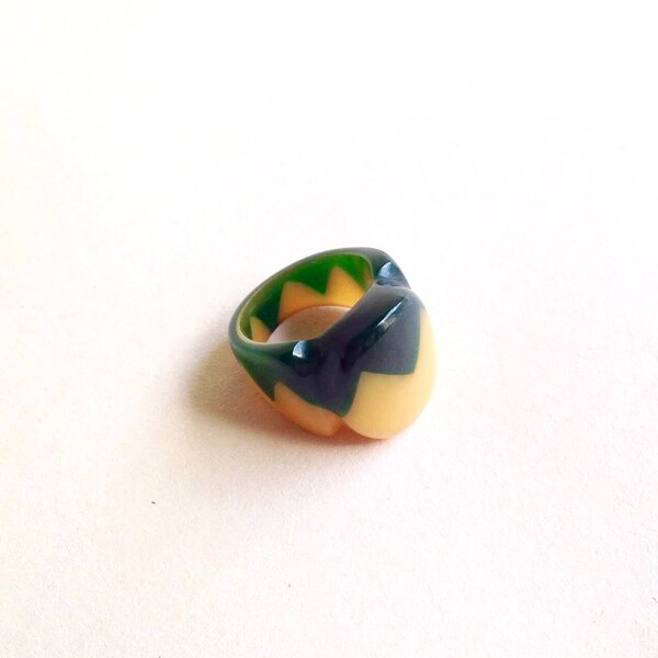 Zigzag yellow & green Bakelite look chunky ring / Zig zag laminate resin plastic ring