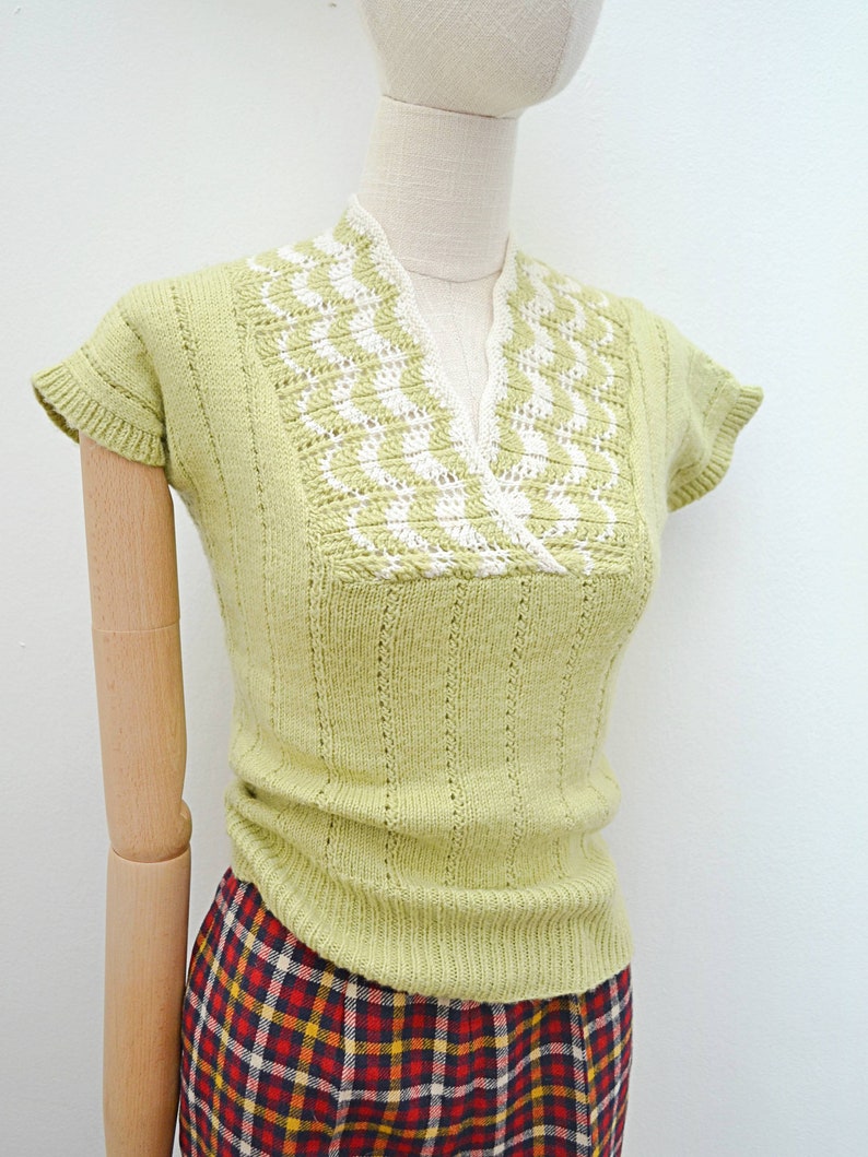 1950s Short sleeved sweater top, 50s soft chartreuse green knit, Handknitted pastel tight jumper XS image 5