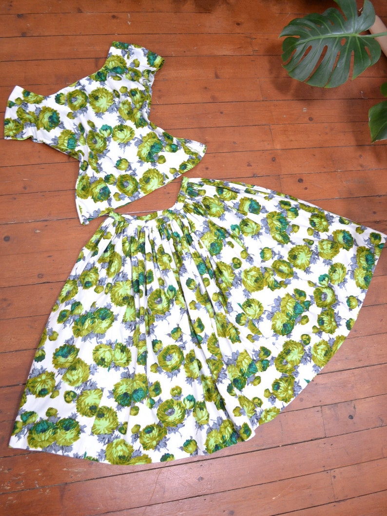 1950s Rose print two piece, 50s Green cotton summer set, Floral top & full skirt XS image 7