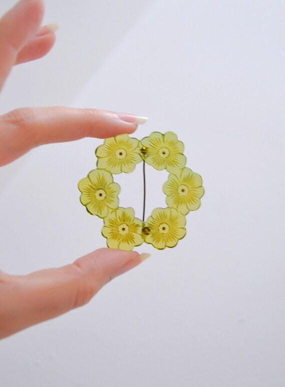 1940s Green prystal bakelite carved wreath brooch
