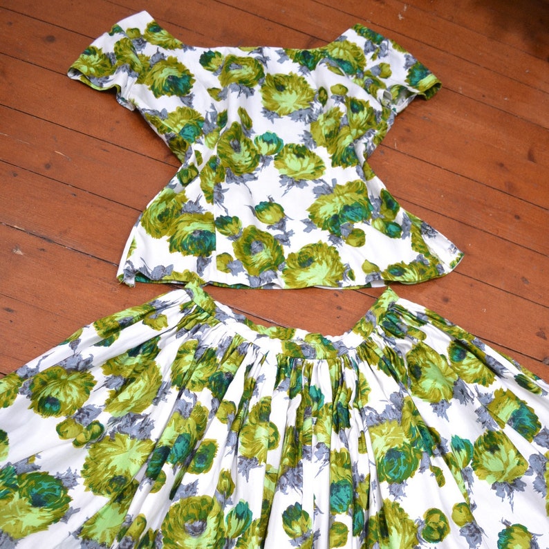 1950s Rose print two piece, 50s Green cotton summer set, Floral top & full skirt XS image 8