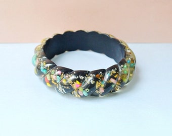 1980s Multicoloured inclusion lucite bangle, 80s rope carved plastic bracelet, Metallic black pastel confetti jewellery