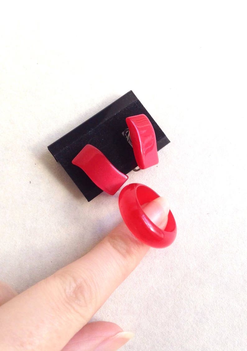 1950s Moonglow pink red lucite ring /& clip on earrings 50s 60s pearlised cranberry jewellery set