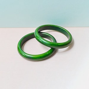 1940年代のベークライト製ピクシーダストバングル、40年代の小さな緑色のマーブル模様のブレスレット、スターダストカタリンジュエリーのペア