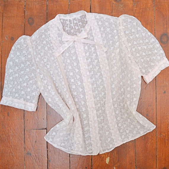 1930s Pale pink voile embroidered blouse with puff