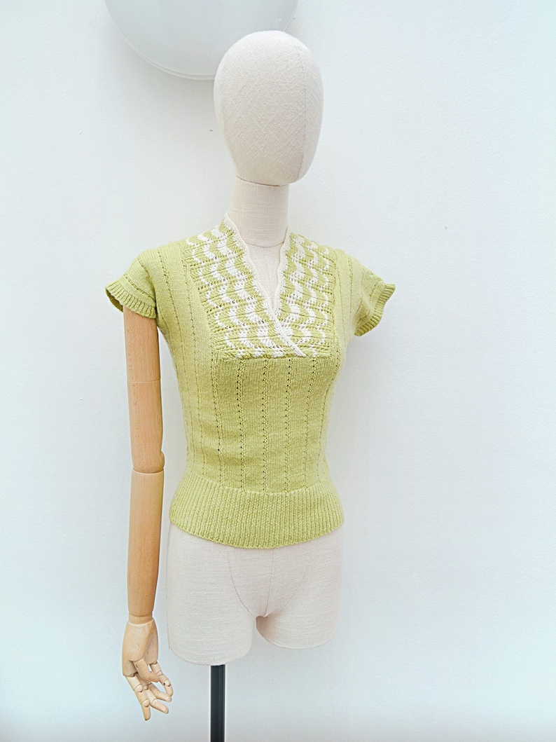 1950s Short sleeved sweater top, 50s soft chartreuse green knit, Handknitted pastel tight jumper XS image 2