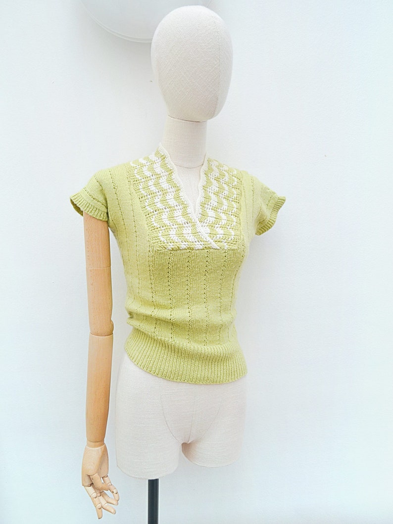 1950s Short sleeved sweater top, 50s soft chartreuse green knit, Handknitted pastel tight jumper XS image 6