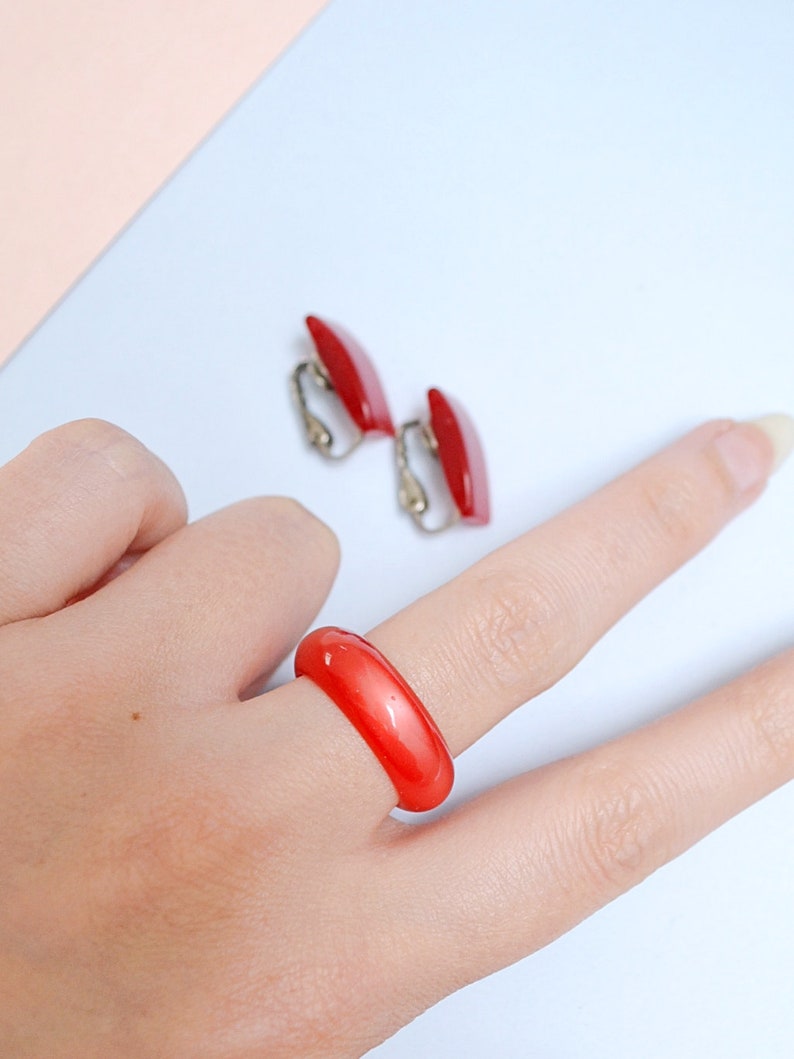 1950s Moonglow pink red lucite ring /& clip on earrings 50s 60s pearlised cranberry jewellery set