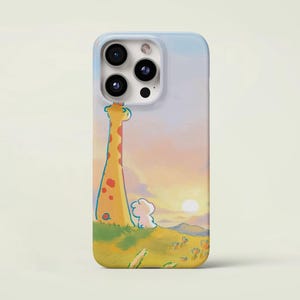 Op de afbeelding: Telefoonhoesje met een illustratie van een giraffe en een klein, wit, wolkvormig wezen op een grasheuvel. De achtergrond toont een zonsondergang met een gele zon en een gradiënthemel.