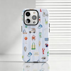 Może przedstawiać: Jasnoniebiesko-białe etui na telefon w paski z powtarzającym się akwarelowym wzorem ikon nadmorskich, w tym latarni morskiej, żaglówki, kraba, homara, torby plażowej, roweru, rożka lodowego, czapki z daszkiem oraz napisem EAST COAST.