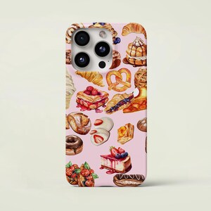 Könnte beinhalten: Eine pinkfarbene Handyhülle mit einem Aquarellmuster verschiedener Backwaren. Das Design umfasst Croissants, Brezeln, Kuchen und Gebäck mit Beeren und Schokolade. Die Hülle ist für ein Smartphone konzipiert.