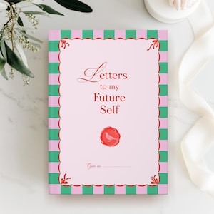 Puede incluir: Un diario titulado "Letters to my Future Self" con una cubierta rosa y un borde a cuadros verde y rosa. La portada presenta el título en una escritura elegante, un sello de cera rojo y un espacio para escribir la fecha de apertura. Una cinta blanca y vegetación están en el fondo.